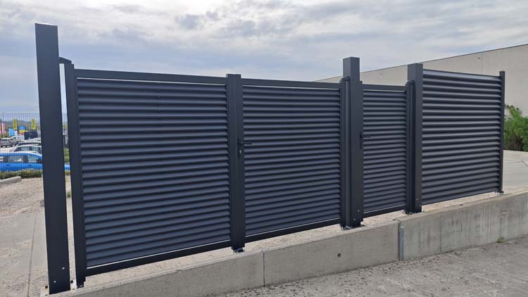 Afsluiting Oakley aluminium zwart 2 schermen 495x200cm Afsluiting Oakley aluminium zwart 2 schermen 495x200cm