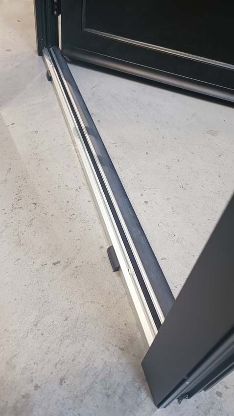 Buitendeur Tavira halfglas aluminium helder glas zwart op maat links duwend