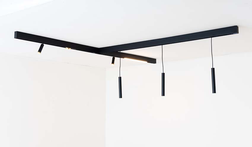 Railverlichting Béa zwart - 1,8m/2x1,2m - 3 pendels / 2 spots / 2 ringen goud / 1 module - 6x4W