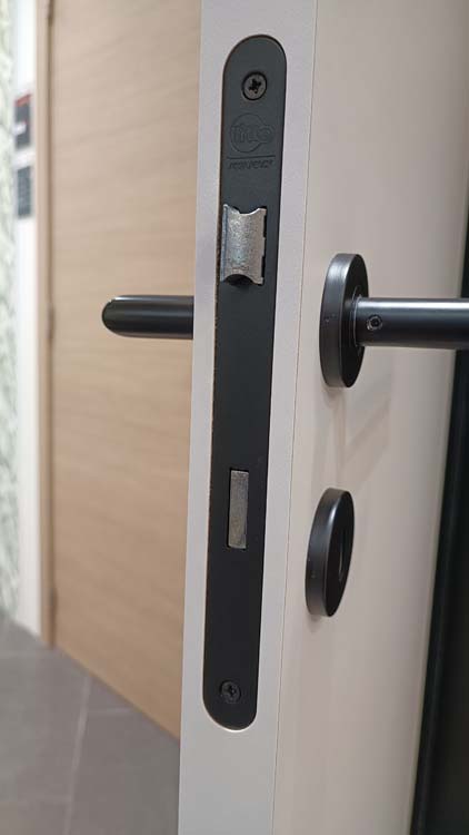 Porte intérieure complète Palladium blanche avec ferrure noire 201,5x73cm tubulaire réversible + châssis 16,5cm