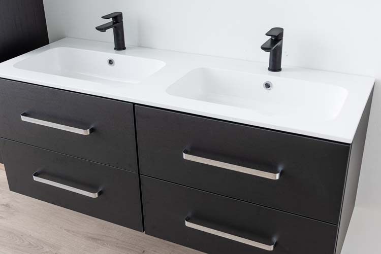 Meuble de salle de bains Plato noir suspendu avec lavabo double blanc brillant et poignées chromées 140cm