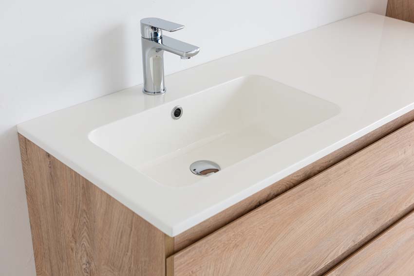 Meuble de salle de bain Tibo en chêne méditerranéen avec lavabo simple blanc mat 120cm