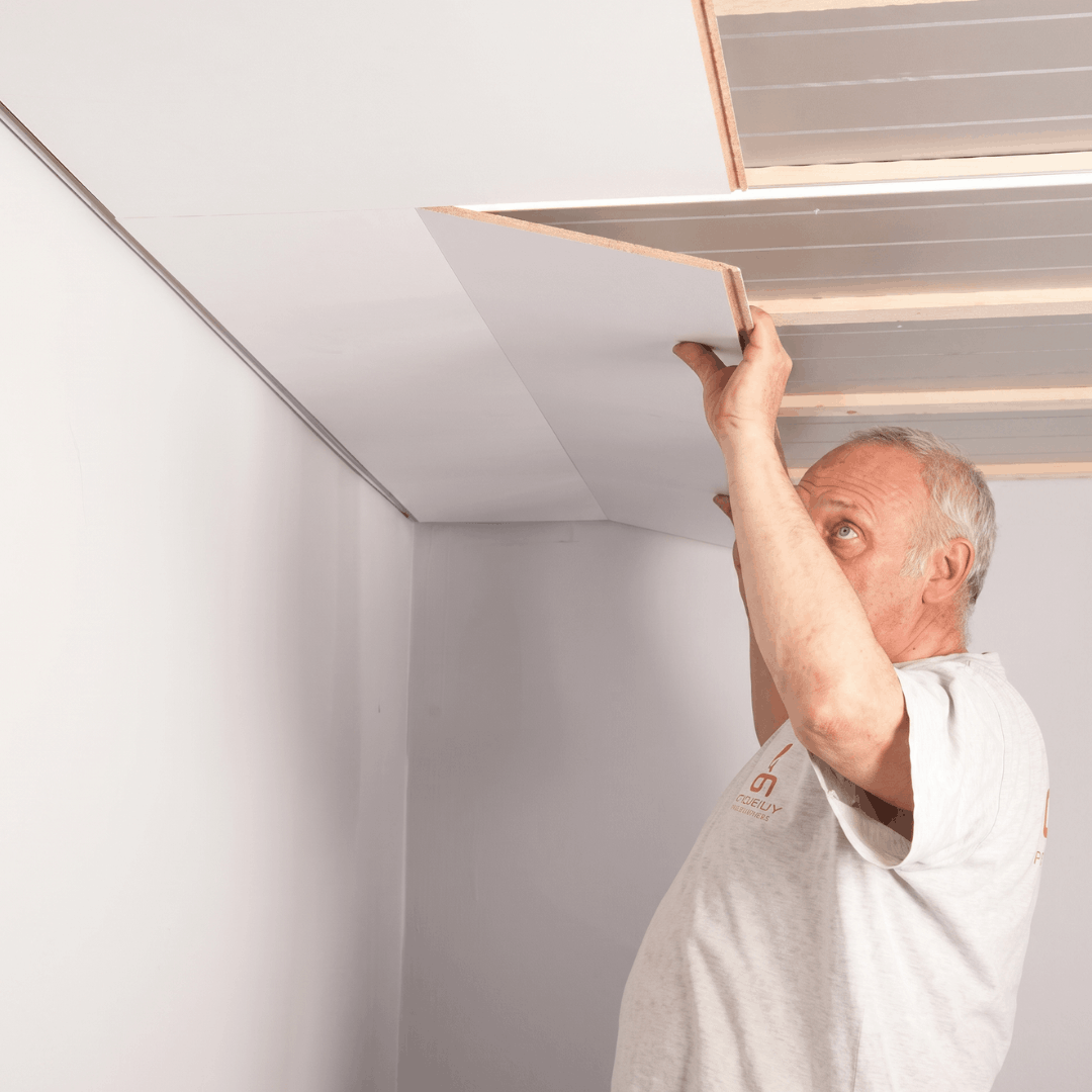 Emboîtez les panneaux de plafond les uns dans les autres