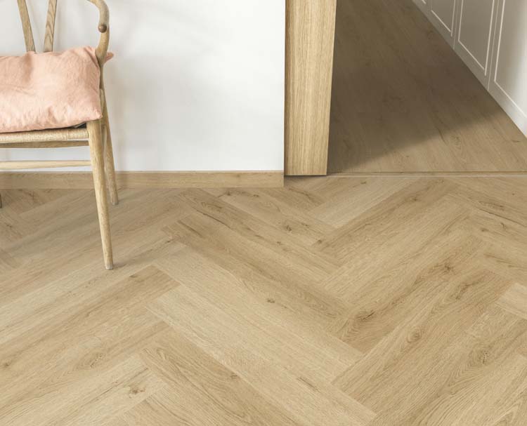 Sol vinyle Quick-Step Ciro lame 6mm motif chevron chêne 63x12,6cm avec sous-couche