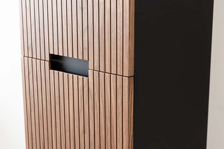 Kolomkast Willow mat zwart/walnoot hangend 170x40x35cm