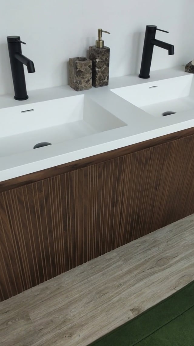 Meuble de salle de bains Warren noyer suspendu avec lavabo double blanc mat 120cm Meuble de salle de bains Warren noyer suspendu avec lavabo double blanc mat 120cm