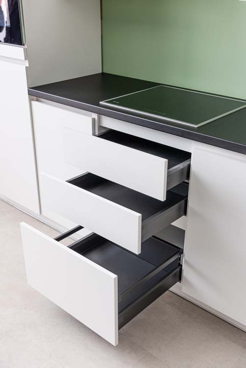 Cuisine Plenti noir/aspect bois 280cm - tirroirs et hotte murale en inox - avec appareils