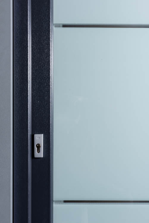 Buitendeur 2 klare lijn PVC mat glas antraciet/wit linkstrekkend op maat
