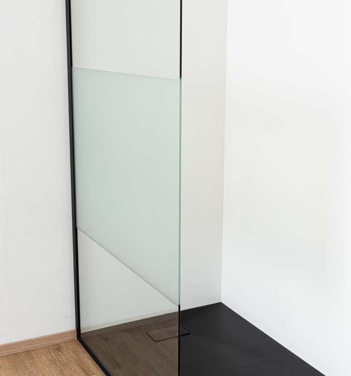 Inloopdouche Anais verzuurd glas met zwarte profielset 117x200cm