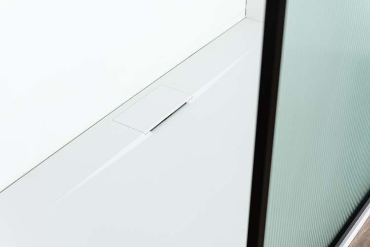 Paroi de douche Umi 2 nervurée profile noire 160x200cm avec barre