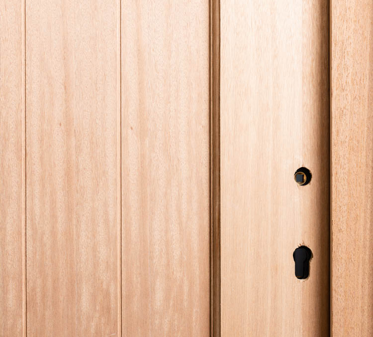 Porte extérieure bois à planchettes meranti naturel 940x2145mm poussant à droite