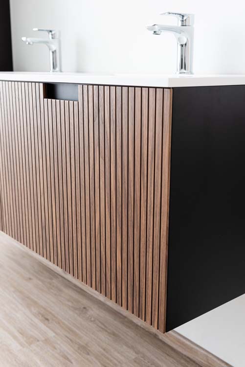 Badkamermeubel Willow walnoot hangend met dubbele wastafel mat wit 140cm