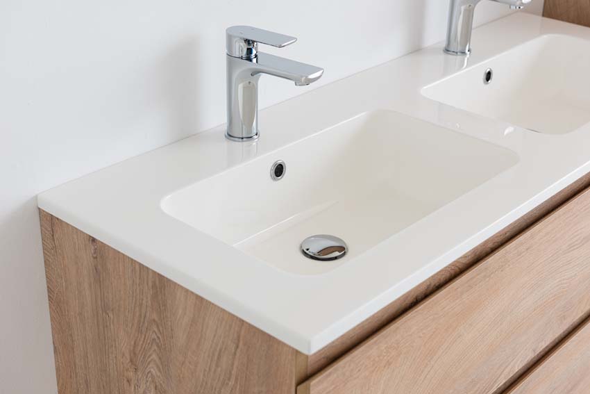 Meuble de salle de bain Tibo en chêne méditerranéen avec double lavabo blanc brillant 120cm