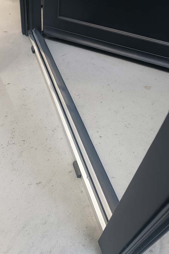 Buitendeur Tavira halfglas aluminium helder glas antraciet op maat links duwend