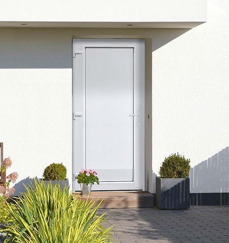 Buitendeur vlak paneel PVC wit linkstrekkend naar buiten opendraaiend op maat Buitendeur vlak paneel PVC wit linkstrekkend naar buiten opendraaiend op maat