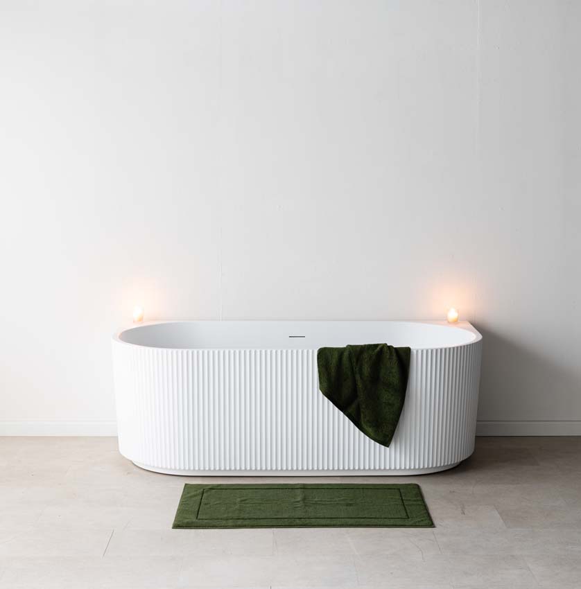 Baignoire semi-îlot Chase blanc mat striée 170x80cm Baignoire semi-îlot Chase blanc mat striée 170x80cm