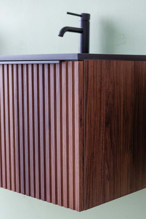 Meuble de salle de bains Soetkin noyer suspendu avec lavabo double noir mat 140cm
