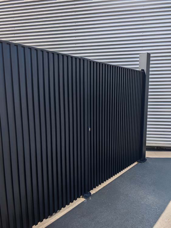 Portail battant double Line Up aluminium noir 300x175cm - fermé avec lames verticales, quincaillerie incluse