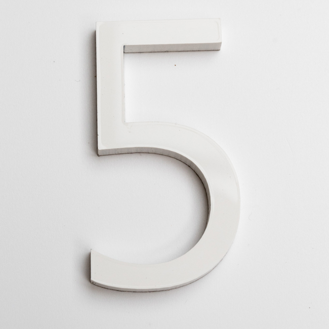 Huisnummer 5 PVC wit 9cm met kleefstrip