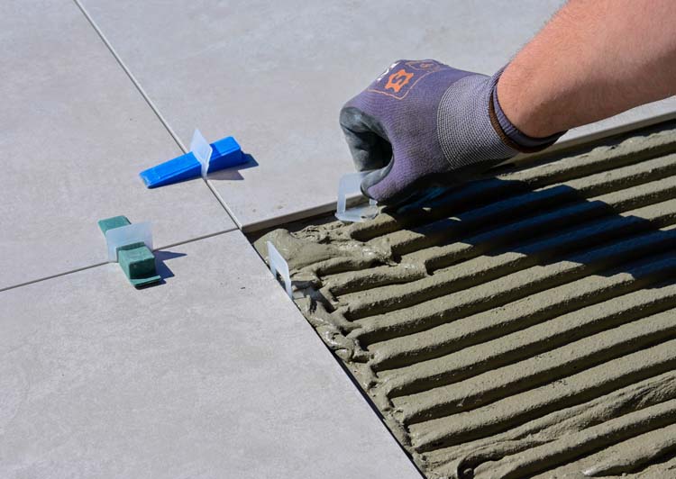 Keramische terrastegels plaatsen met tegellijm