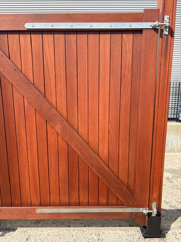 Dubbele poort Bangkirai hout 300x180cm gesloten