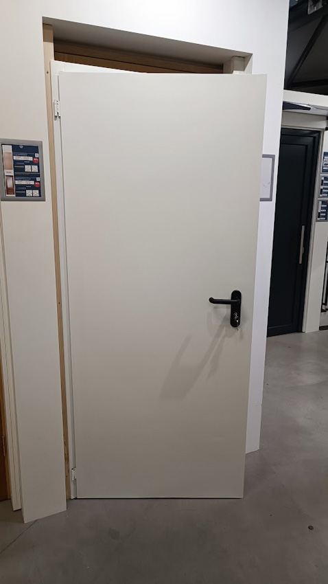 Technische stalen deur wit geïsoleerd 89x204,5cm omkeerbaar