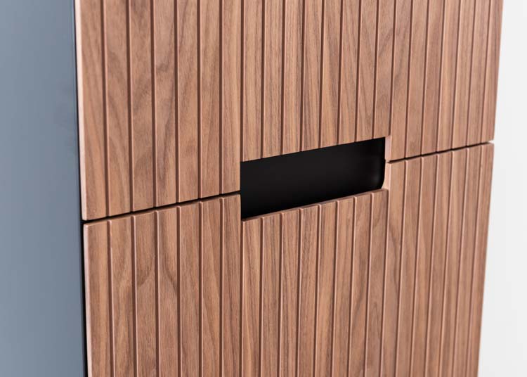 Kolomkast Willow mat zwart/walnoot hangend 170x40x35cm