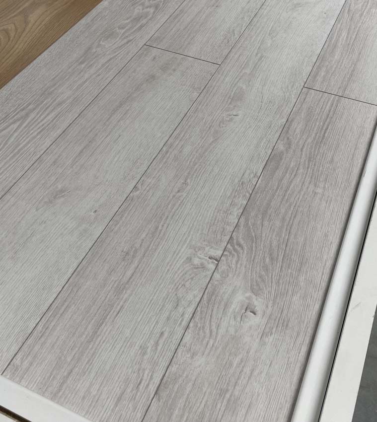 Stratifié 8mm chêne troyes gris clair 138x15,7cm