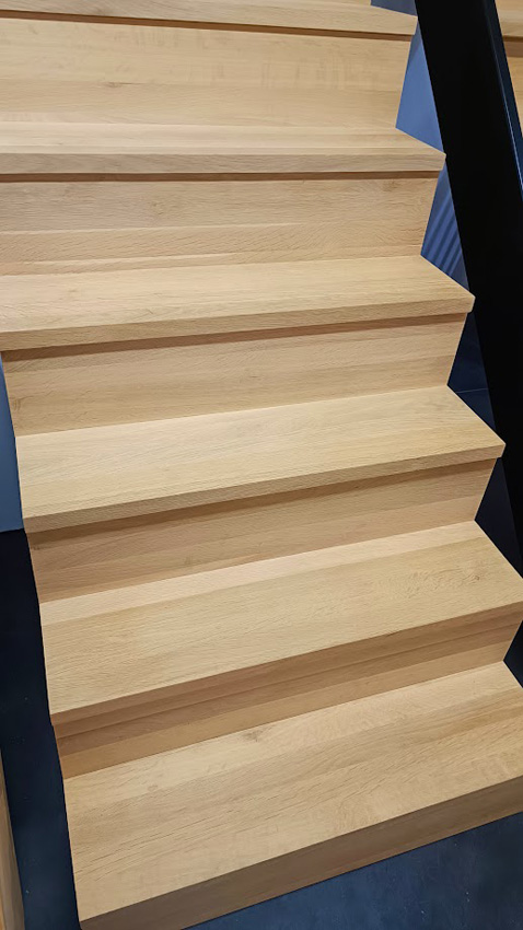 Gesloten trap Lubeck eik recht 305x90cm aantrede 17cm