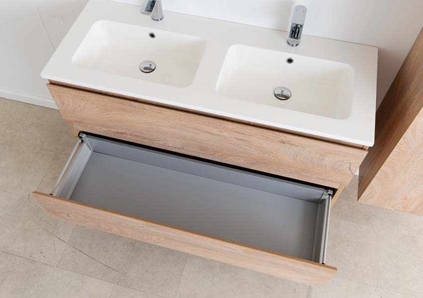 Meuble de salle de bain Tibo en chêne méditerranéen avec double lavabo blanc brillant 120cm