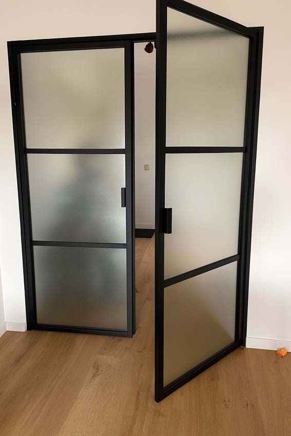 Porte intérieure double vitrée Luxe Dimaro Nero verre mat sur mesure noir poussant à gauche