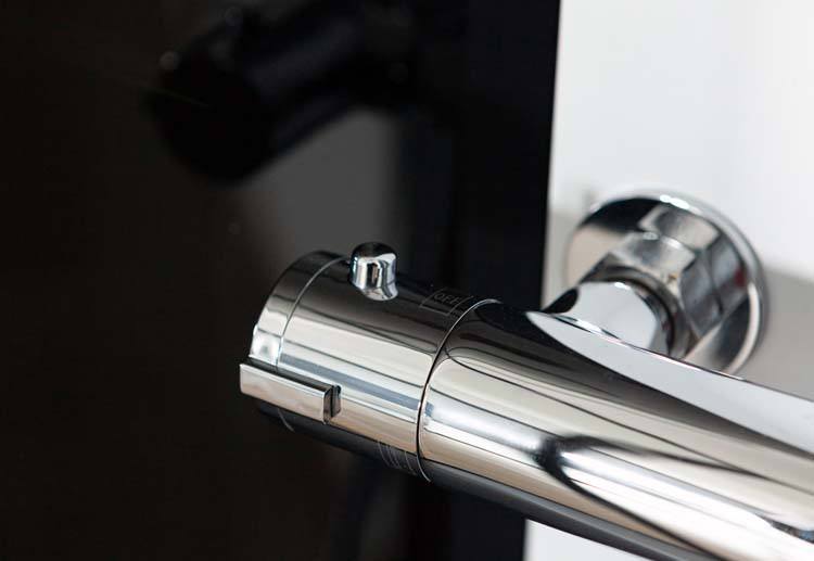 Douchecabine Adam zwart schuifdeuren 100x100x215cm incl. doucheset Sara chroom