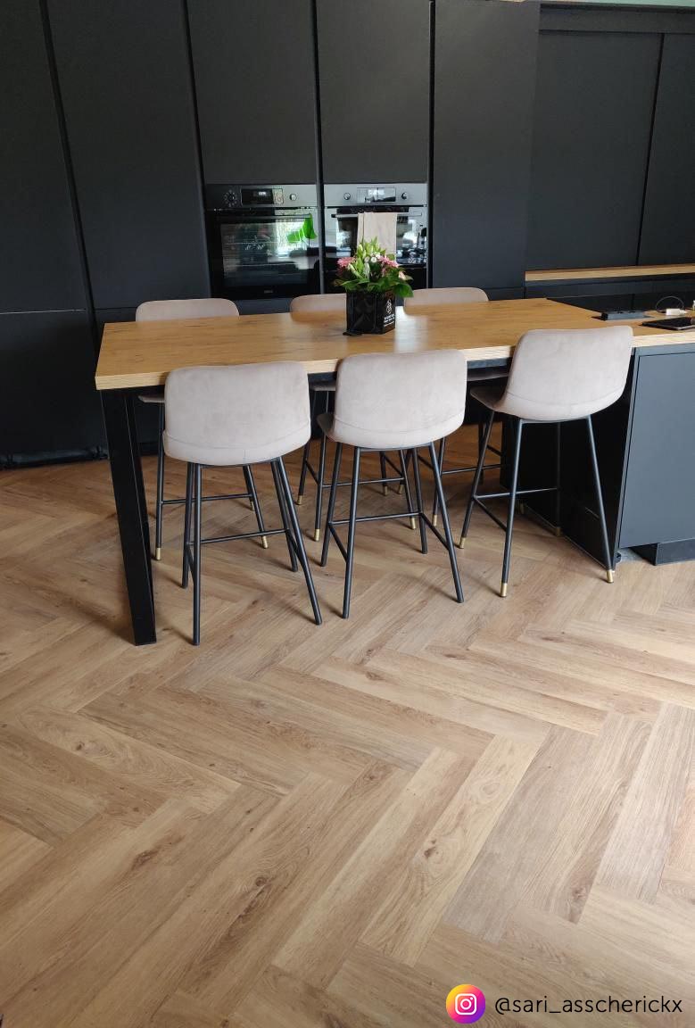 Sol vinyle Floorify Anago 4,5mm chevron chêne miel 75x12,5cm Sol vinyle Floorify Anago 4,5mm chevron chêne miel 75x12,5cm