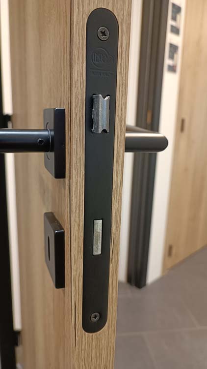 Complete binnendeur Realwoord Oak 201,5x93cm tubespaan omkeerbaar + zwarte deurkast 16,5cm