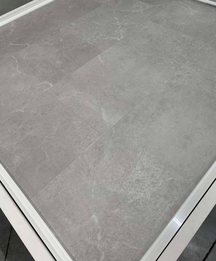 Sol vinyle dalle 5mm gris cow 61x30,5cm avec sous-couche