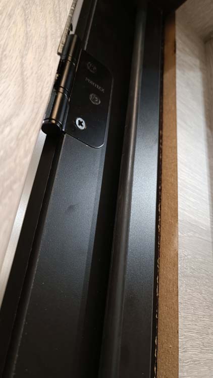 Porte intérieure complète Uran Grey Oak 201,5x83cm alvéolaire réversible + châssis noir 40cm