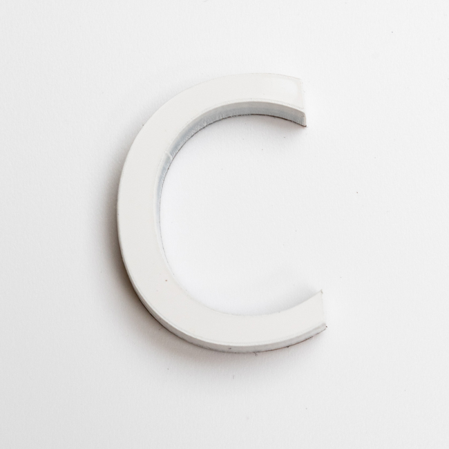 Numéro de maison c en PVC blanc 6cm avec bande adhésive