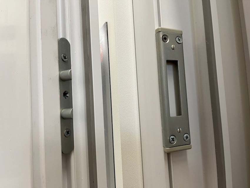 Buitendeur vlak paneel PVC wit rechtstrekkend naar buiten opendraaiend op maat