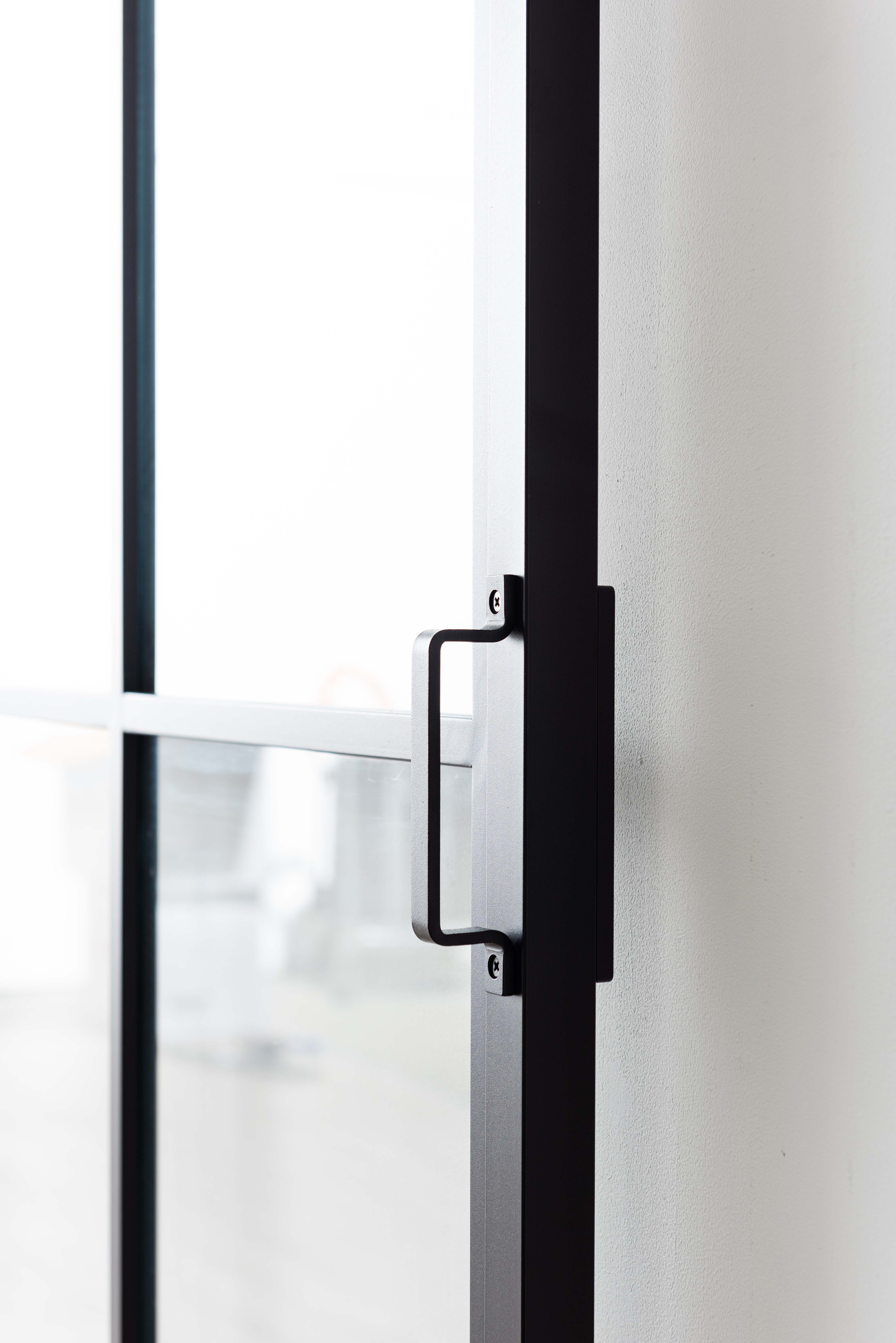 Porte coulissante simple en acier complète Tyra 6R sur mesure + rail noir