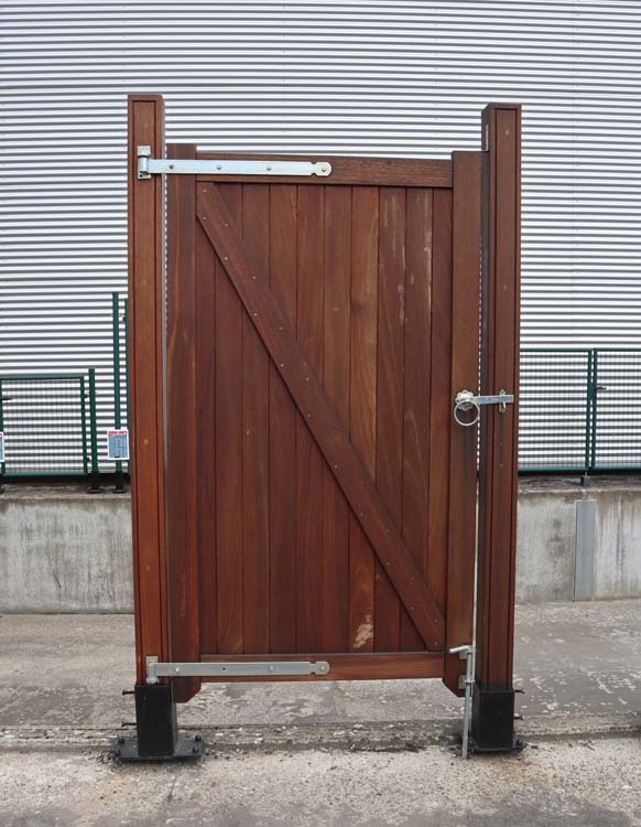 Enkele poort Bangkirai hout 100x180cm gesloten
