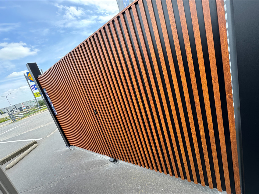 Dubbele draaipoort Line Up aluminium houtlook 300x175cm - gesloten met verticale lamellen, inclusief beslag