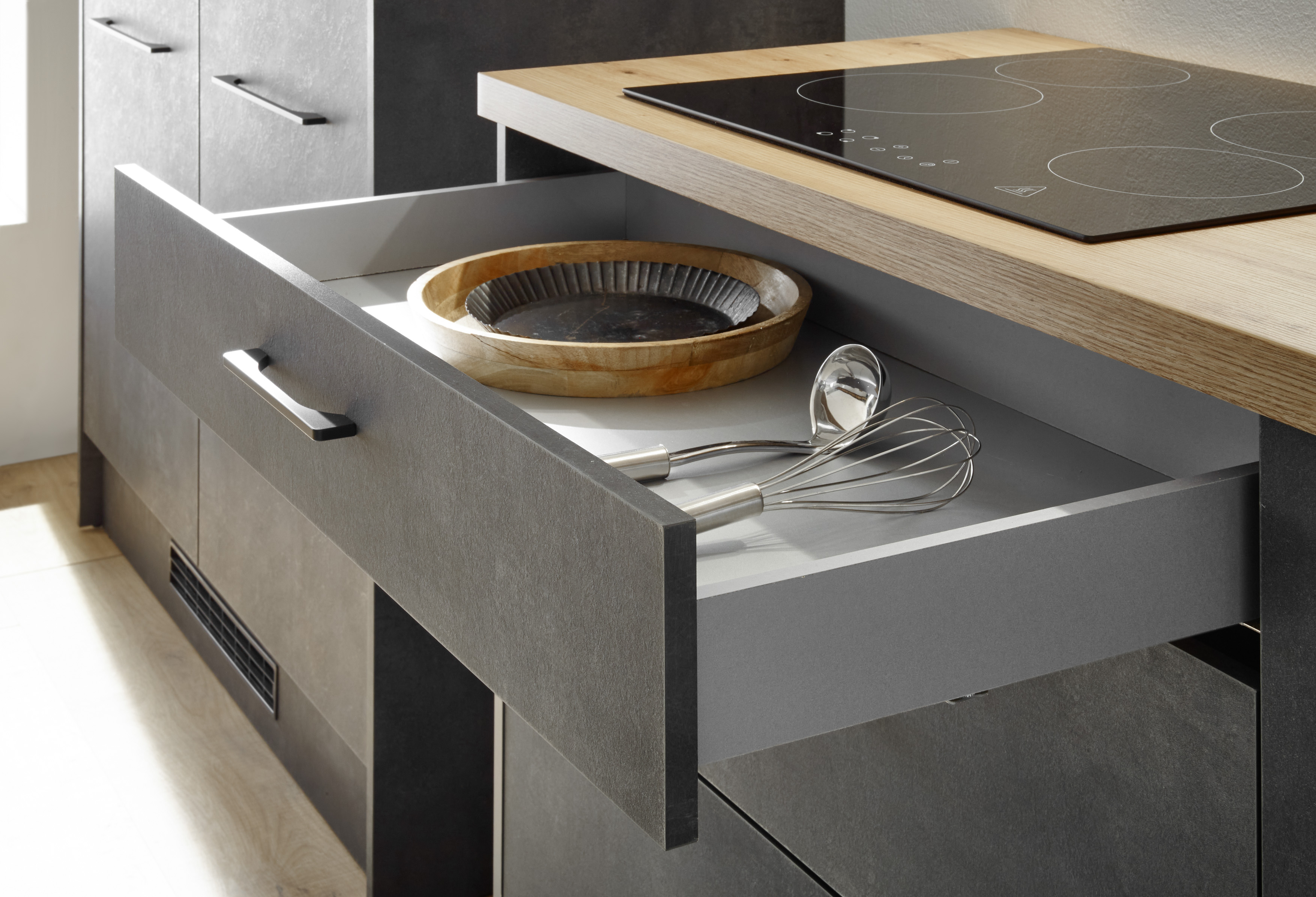 Cuisine Montréal aspect béton 326cm - avec appareils - plaque de cuisson vitrocéramique et hotte murale en inox