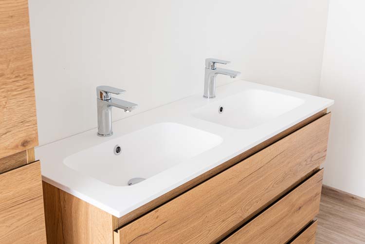 Meuble de salle de bains Daria chêne brun doré sur pied avec lavabo double blanc mat 120cm