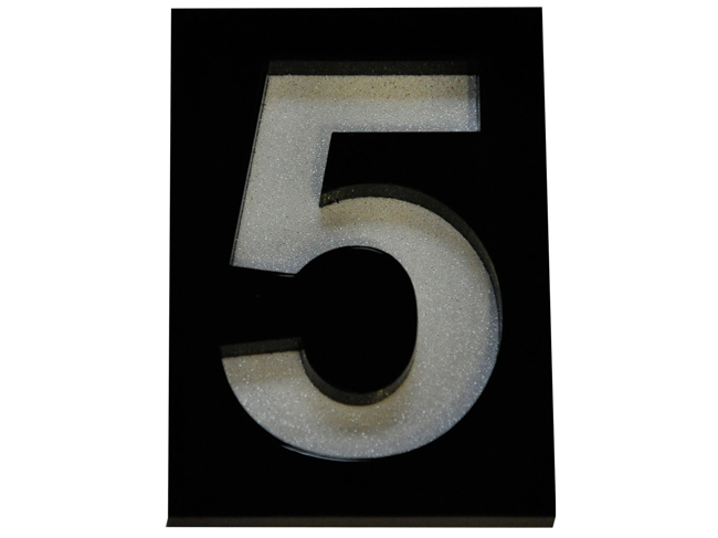 Numéro de maison 5 en PVC noir 7cm à coller dans un cadre noir