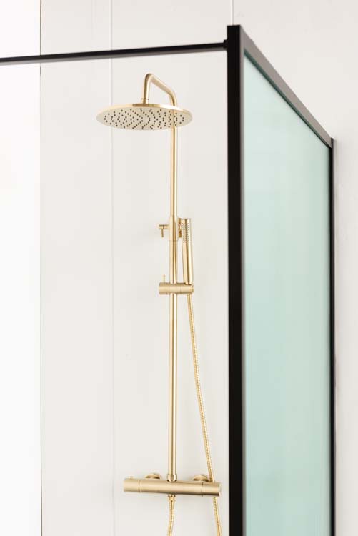 Paroi de douche Umi 2 nervurée profile noire 140x200cm avec barre