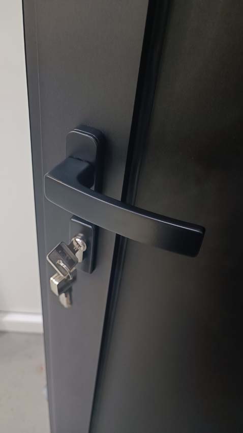 Buitendeur Tavira aluminium vlak paneel zwart 960x2180mm links duwend