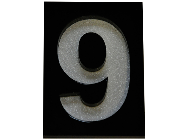 Numéro de maison 9 en PVC noir 7cm à coller dans un cadre noir