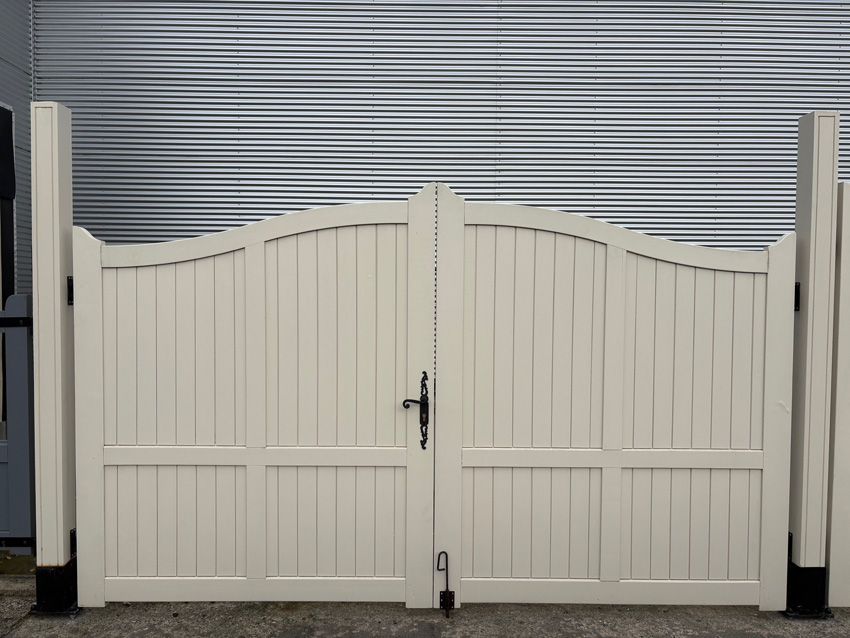 Portail battant Meranti fermé 300x180cm