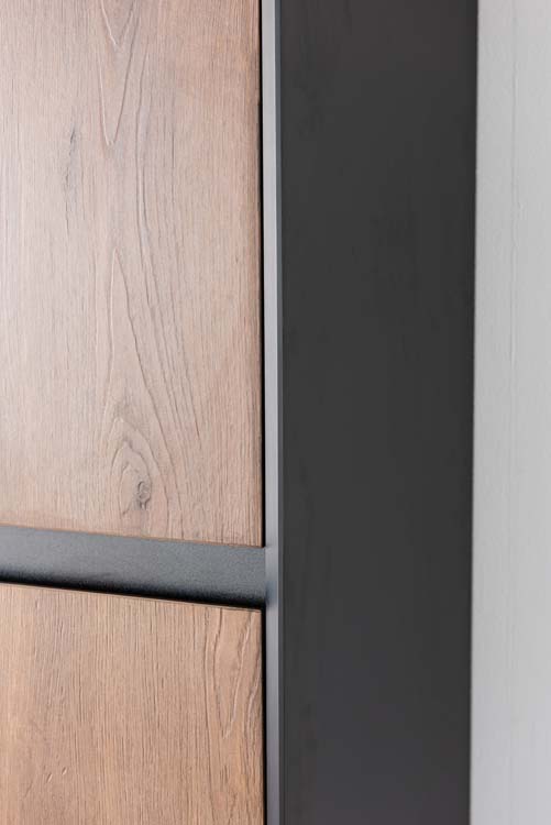 Kolomkast Justin mat zwart/notelaar hangend 170x40x35cm