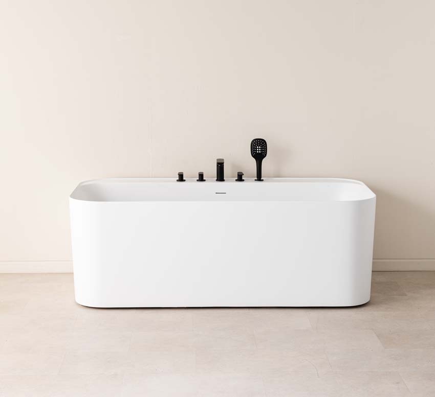 Baignoire semi-îlot Amor blanc mat avec robinetterie noire 170x80cm